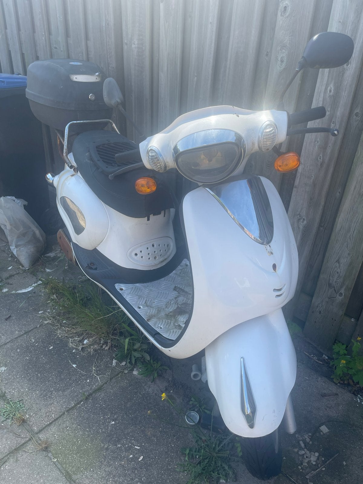 Witte scooter met koffer - voor als opknap of onderdeel, Ophalen, Gebruikt, Benzine, Overige merken
