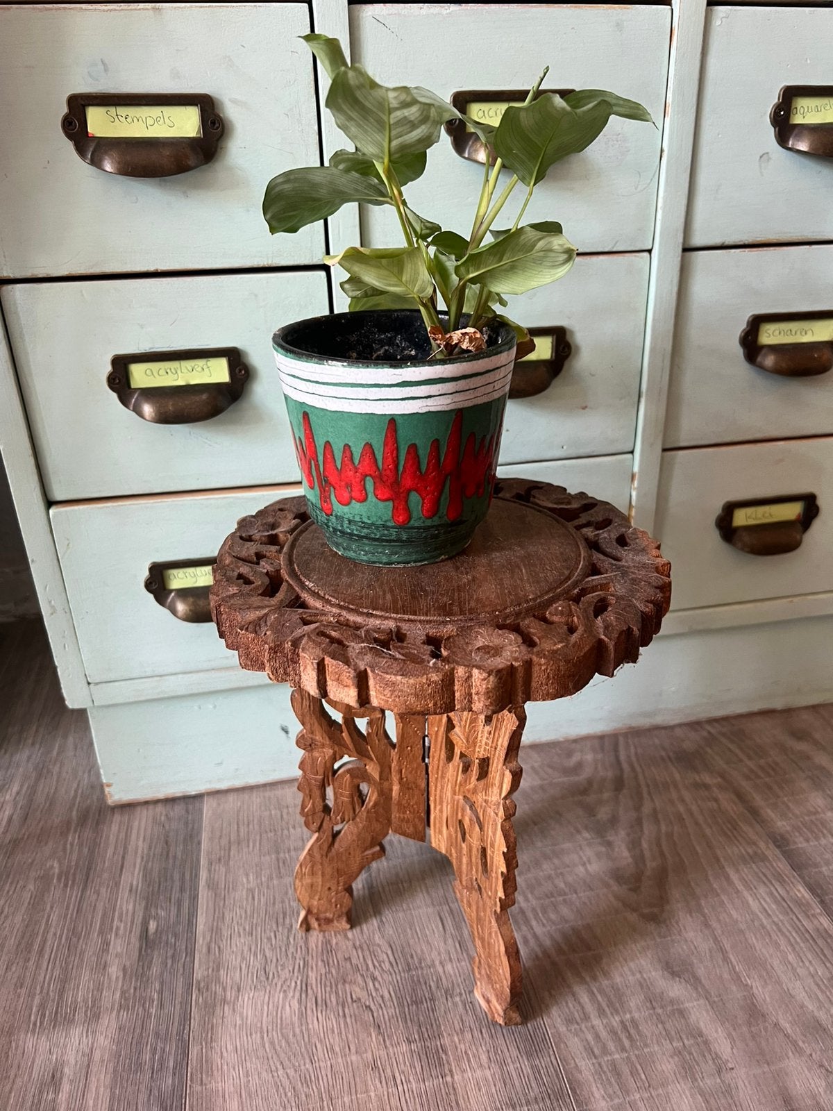 Vintage klein tafeltje Plantentafeltje Indiase houtsnijwerk, Huis en Inrichting, Ophalen of Verzenden, Gebruikt, Hout