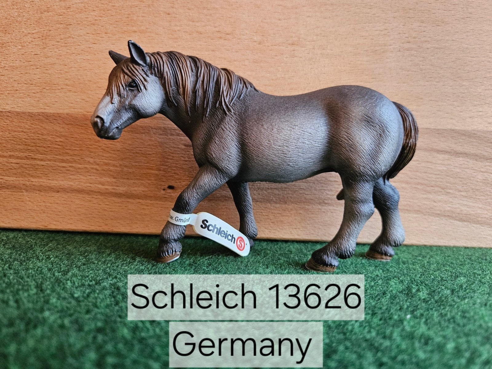 Schleich 13626 Percheron merrie met vaantje uit 2008, Verzamelen, Dierenverzamelingen, Zo goed als nieuw, Beeldje of Figuurtje