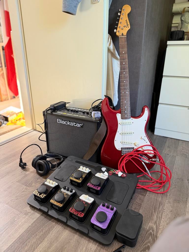 Complete Squier Stratocaster Gitaar Apple Red, Ophalen, Fender, Gebruikt, Met versterker