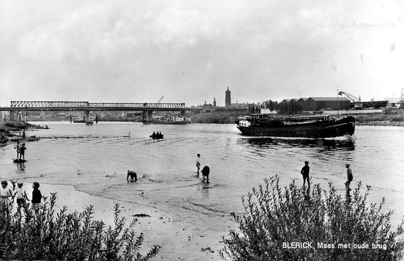 Blerick Maas met oude brug en binnenvaartschip en houthaven, Ophalen of Verzenden, 1960 tot 1980, Ongelopen, Limburg