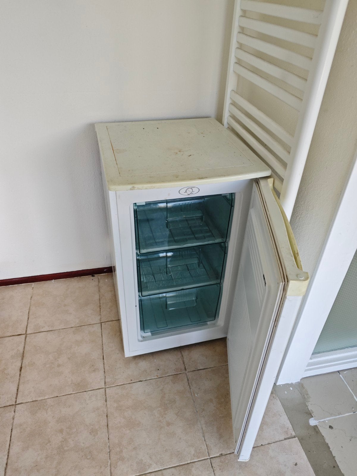 Compacte vriezer met 3 lades - Ideaal voor kleine ruimtes, 85 tot 120 cm, Gebruikt, 75 tot 100 liter, Met aparte vriezer
