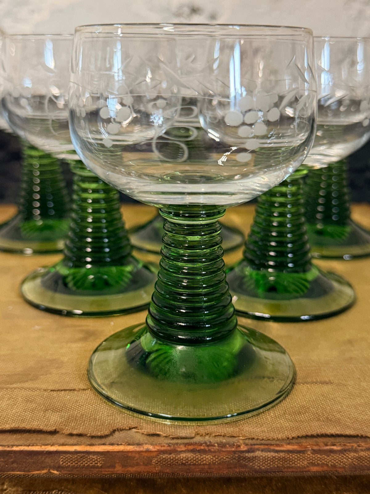 Set 6 vintage Roemer wijnglazen geëtst glas groene voet, Ophalen of Verzenden, Zo goed als nieuw, Overige typen