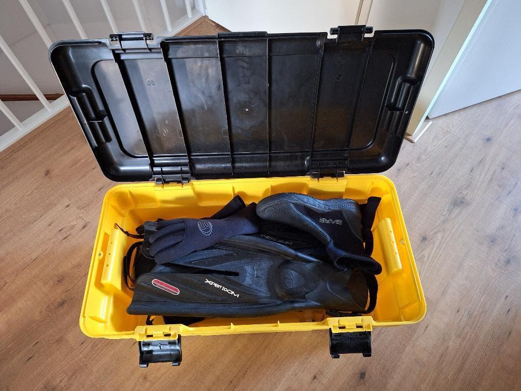 Duikset (wetsuit, vinnen, boots, handschoenen + koffer), Ophalen, Gebruikt, Duikpak