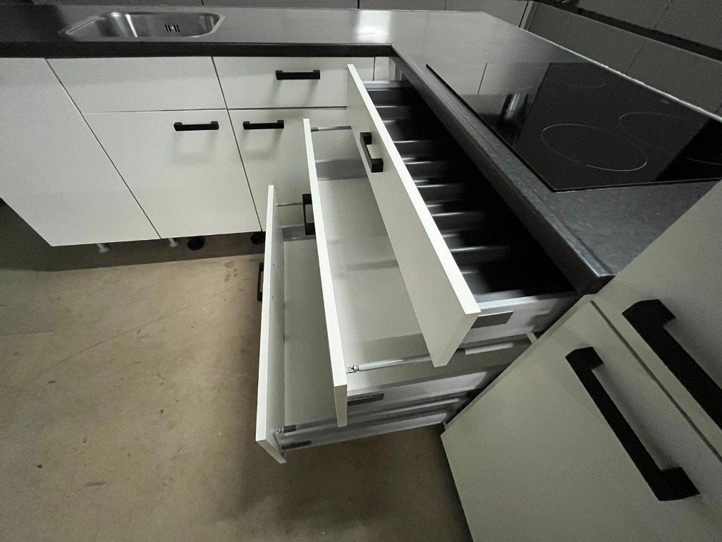 Keuken Compleet met APP 120Keukens op voorraad Nr. 2775, Ophalen of Verzenden, Zo goed als nieuw, Hoekkeuken, Greeploos