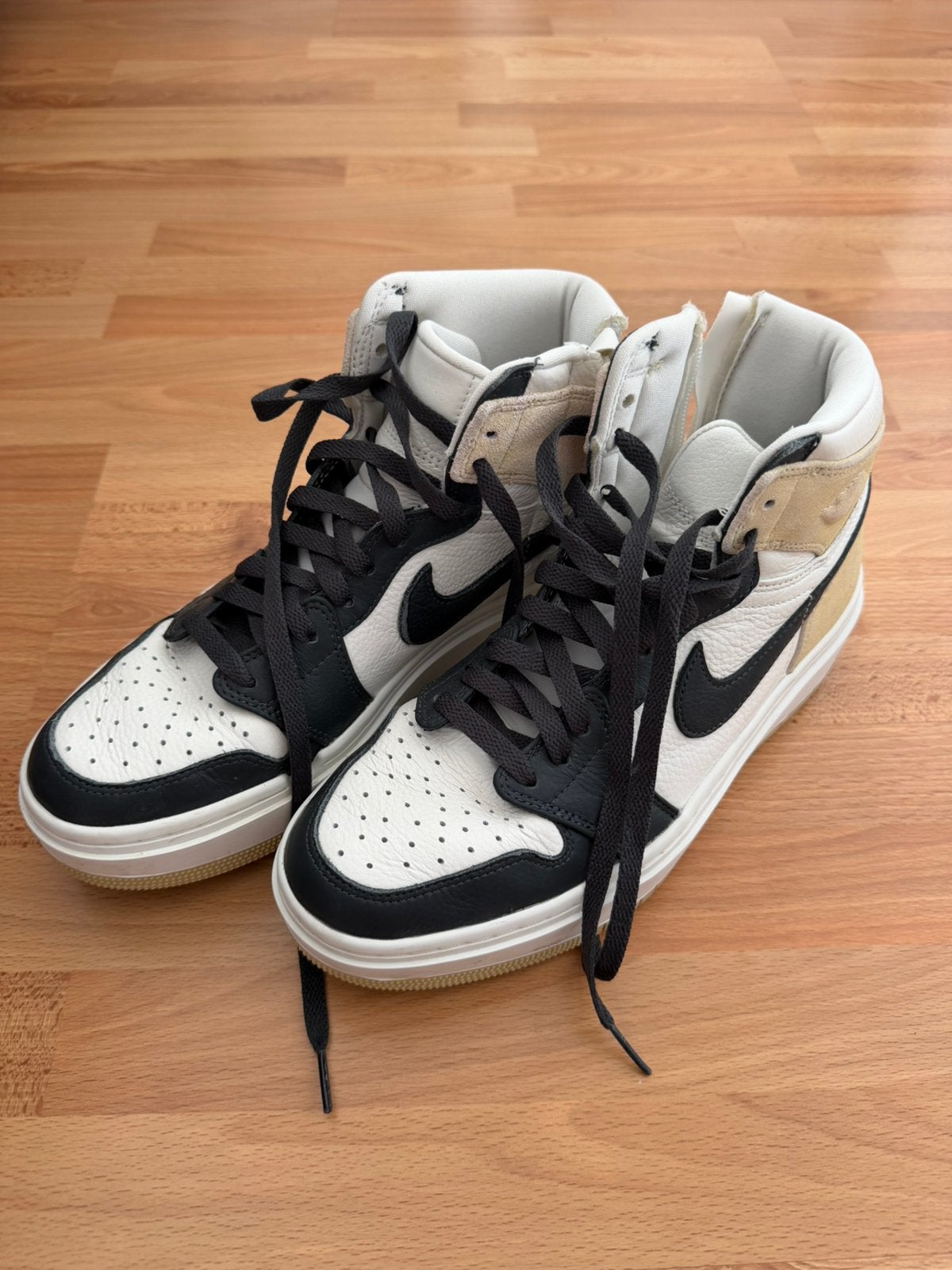 Nike Air Jordan 1 Elevate High Team Gold - maat 40.5, Ophalen of Verzenden, Zo goed als nieuw, Schoenen