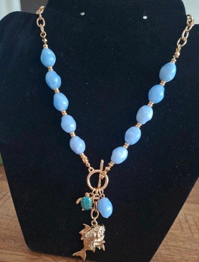 Gouden ketting met blauwe kralen en vis hanger, Blauw, Nieuw, Ophalen of Verzenden, Overige materialen