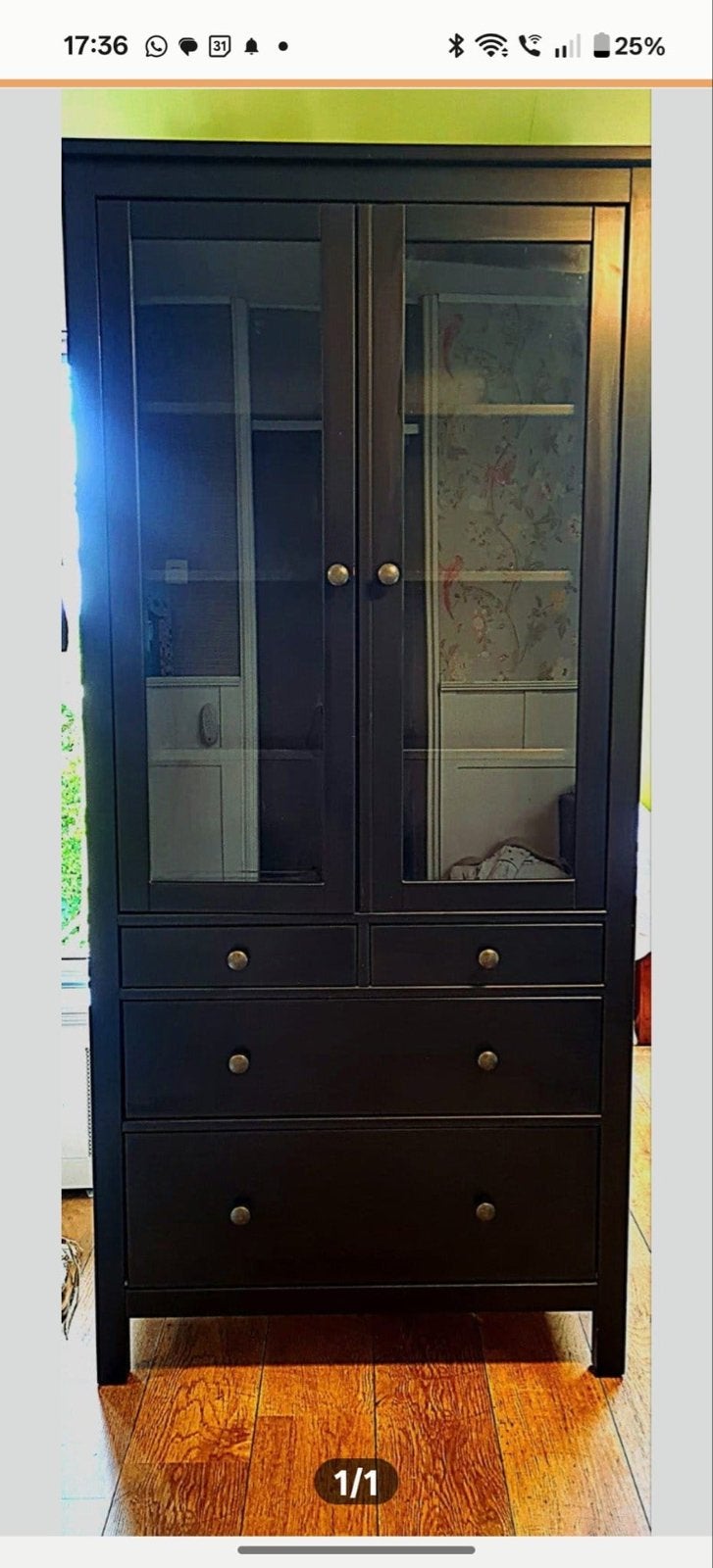 IKEA Hemnes vitrinekast zwartbruin, Huis en Inrichting, Kasten | Vitrinekasten, Ophalen, 50 tot 100 cm, Zo goed als nieuw, Met lade(s)