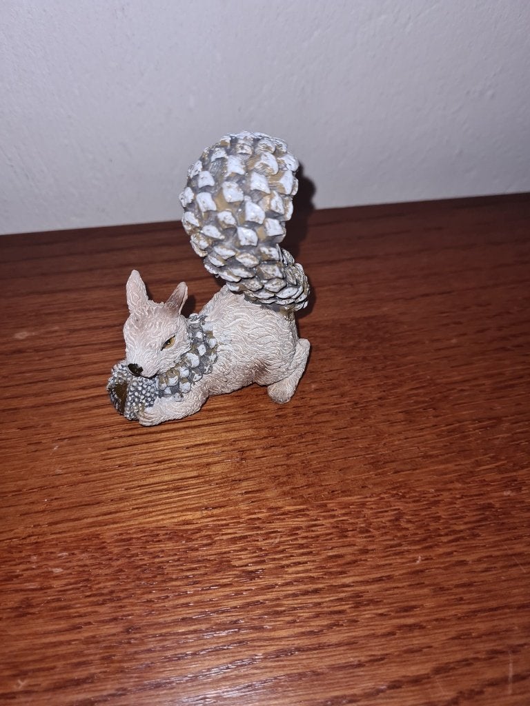 Eekhoorn beeldje met dennenappel staart, Ophalen of Verzenden, Gebruikt, Dier