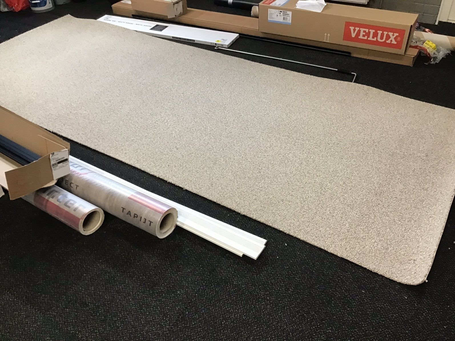 Reststuk vloerbedekking wol 151 x 400 cm, Nieuw, Ophalen of Verzenden, Minder dan 10 m², Grijs