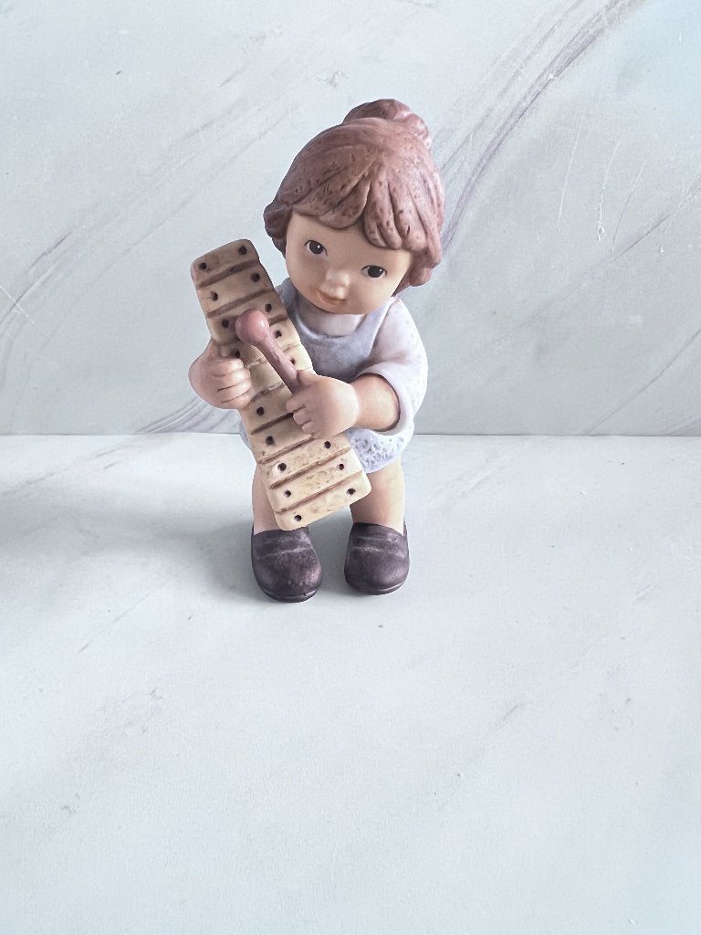 Goebel Nina & Marco meisje met muziekinstrument – beeldje, Verzamelen, Ophalen of Verzenden, Zo goed als nieuw, Mens