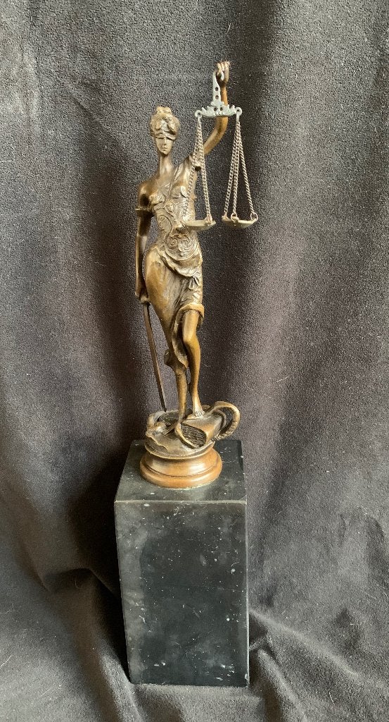 Vrouwe Justitia, hoge sokkel,brons, Ophalen of Verzenden, Gemerkt, Brons, Beeld