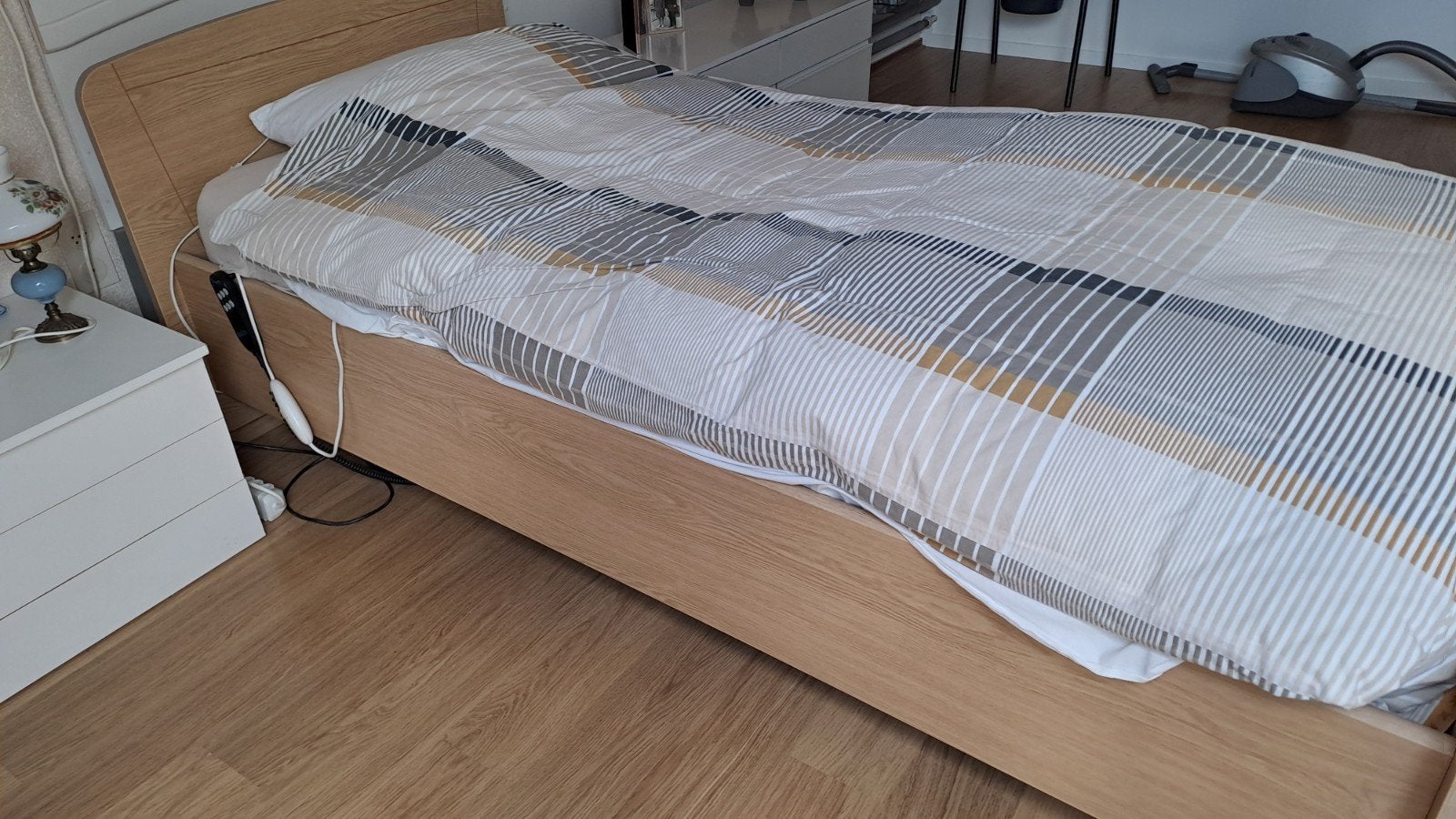 Eenpersoons bed met electrische lattenbodem (Drachten), Ophalen, 90 cm, Eenpersoons, Zo goed als nieuw