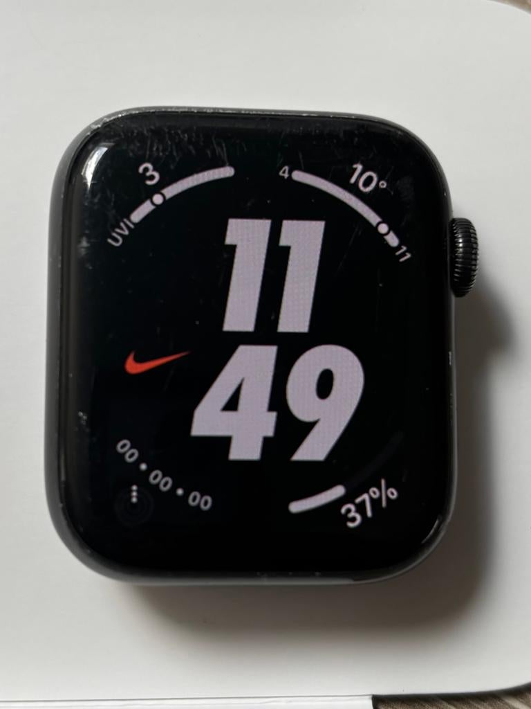 Apple Watch SE 44mm, Sieraden, Tassen en Uiterlijk, Smartwatches, Gebruikt, Zwart, IOS, Ophalen of Verzenden