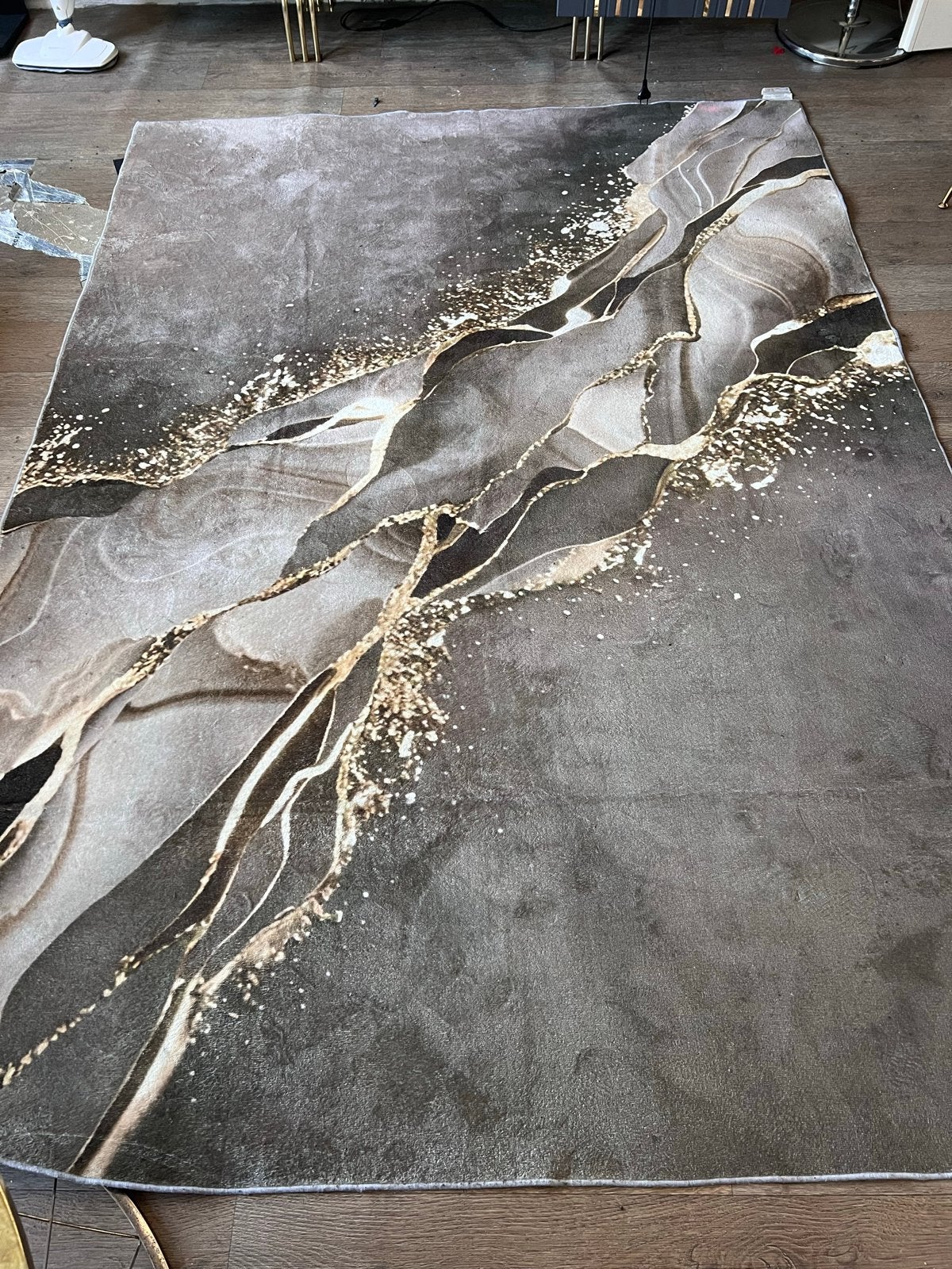 Modern grijs vloerkleed met goudkleurige marmerlook, Huis en Inrichting, Stoffering | Tapijten en Kleden, Ophalen, 100 tot 150 cm