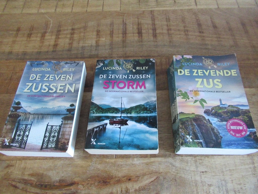 3 verschillende boeken delen serie boek De Zeven Zussen., Ophalen of Verzenden, Zo goed als nieuw, Lucinda Riley