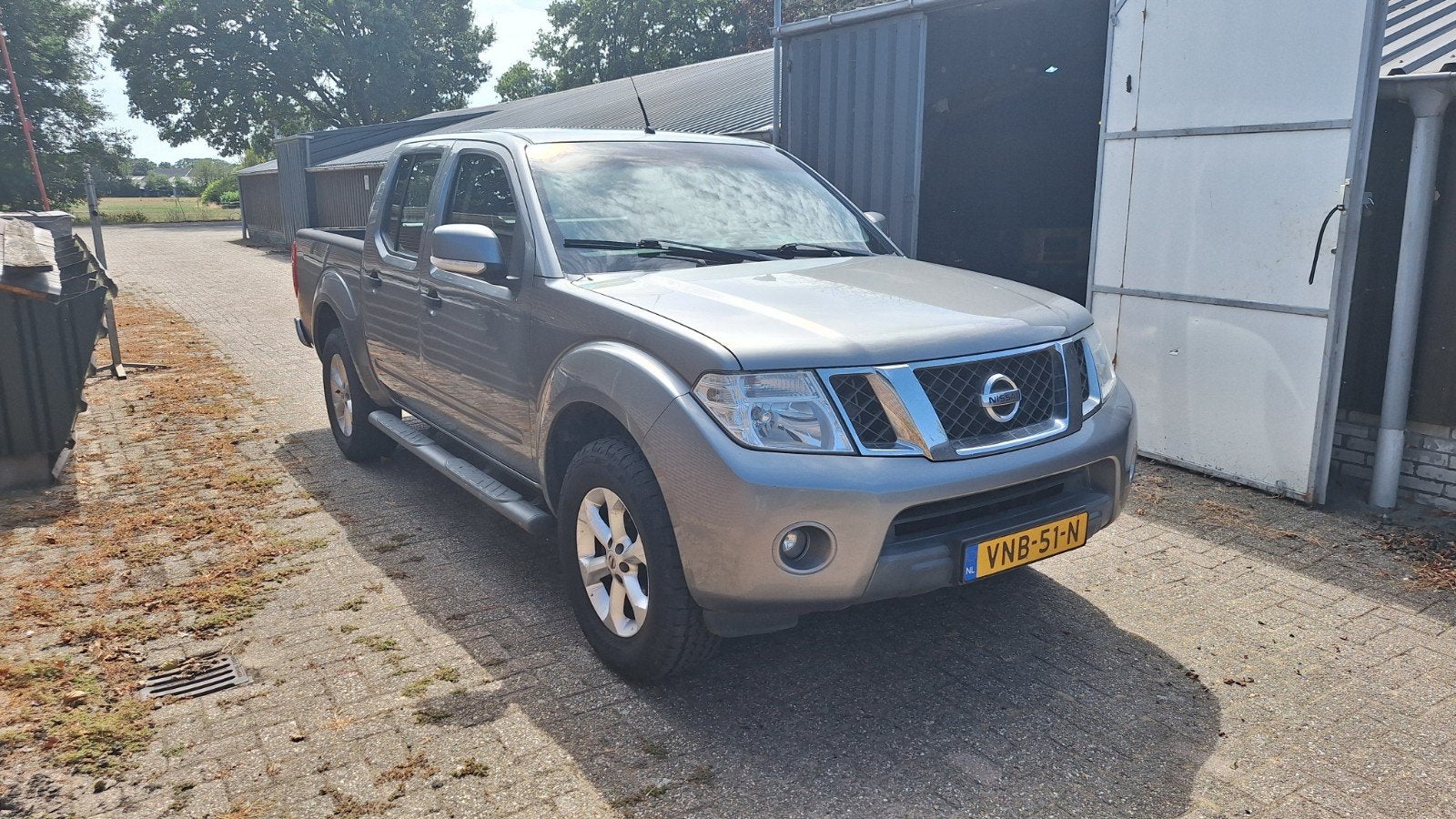 Nissan 2015 dubbel cab 2 personen Grijs kenteken, Achterwielaandrijving, 2099 kg, 2488 cc, Te koop