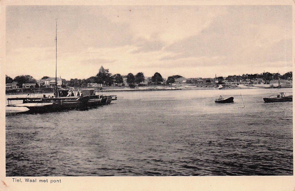 Tiel - Waal met pont en enkele bootjes (gel. 1935?), Ophalen of Verzenden, 1920 tot 1940, Gelopen, Gelderland