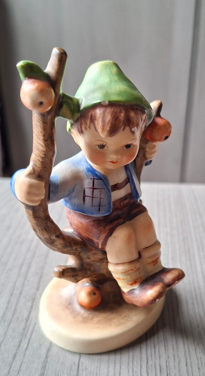 Vintage Hummel beeldje: Jongen in boom met appels, Ophalen, Zo goed als nieuw, Hummel