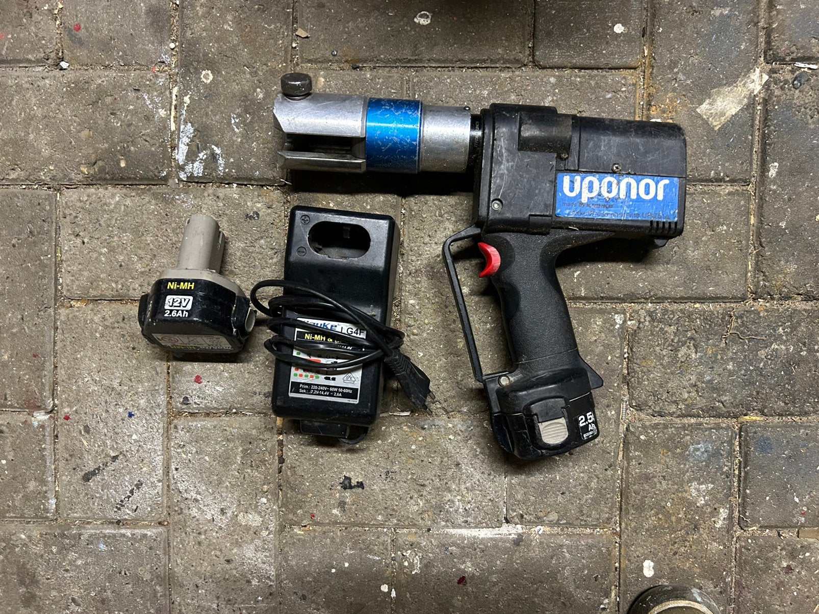 Uponor perstang werkt nog goed, accu slecht incl koppelingen, Ophalen of Verzenden, Gebruikt, Overige typen
