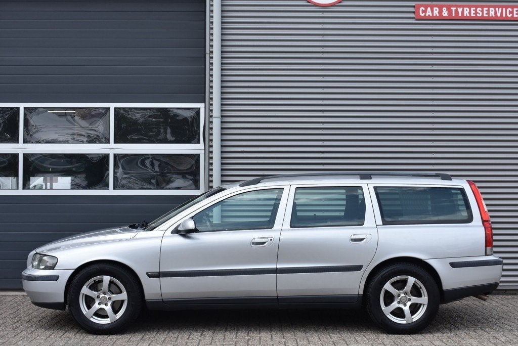 Volvo V70 2.4 COMFORT LINE / CLIMA / STOELVERW / GOED ONDERH, Automaat, 2435 cc, Stoelverwarming, 84 €/maand