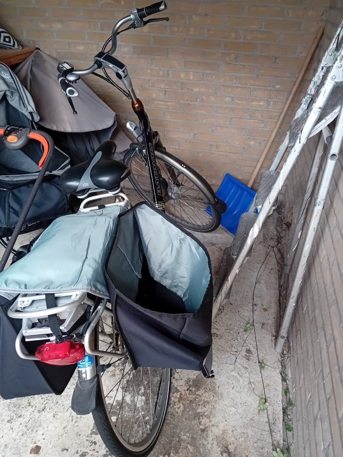 Elektrische fiets - Achterband lek, standaard los