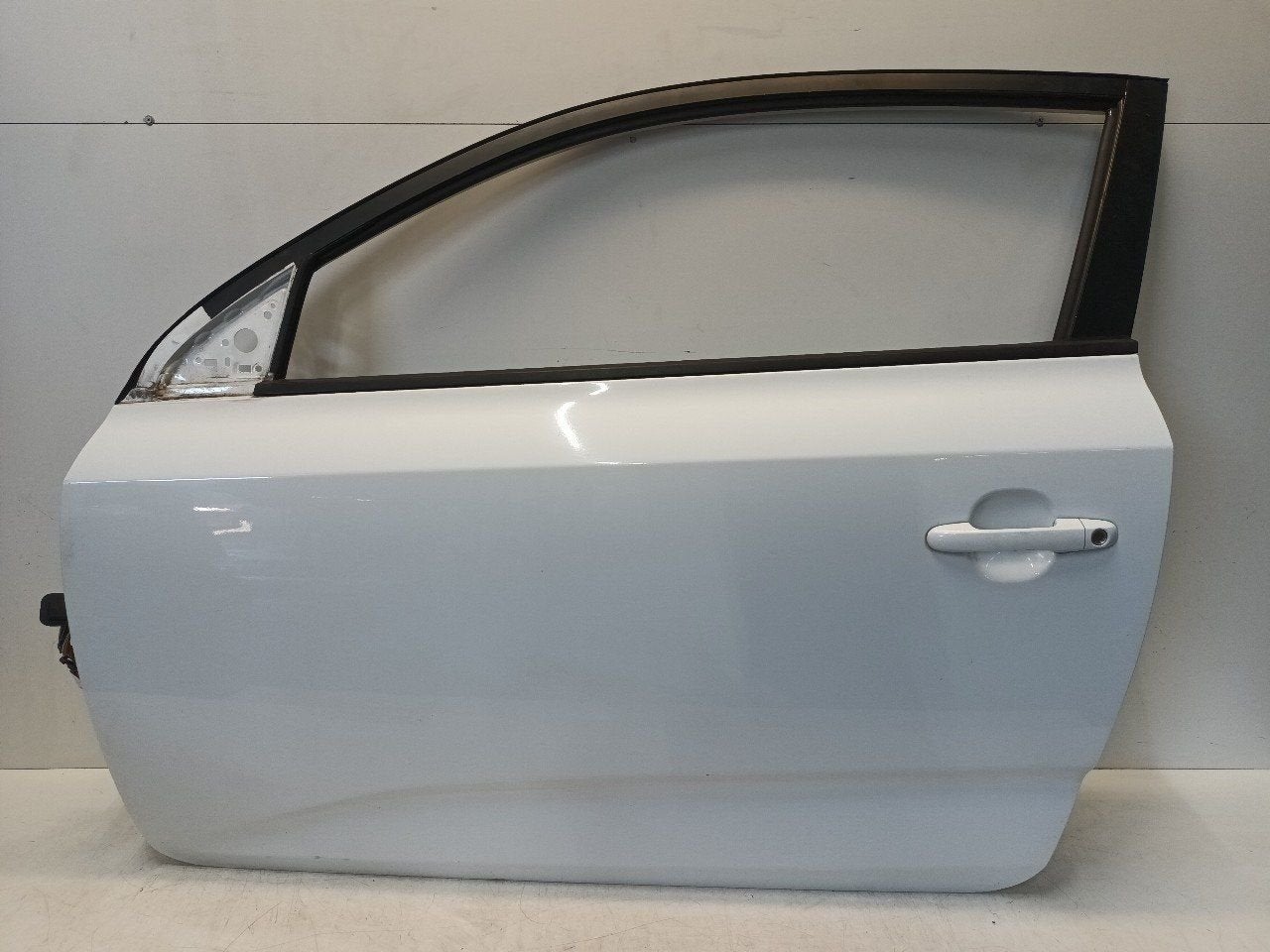 Portier links voor Kia Cee'd, Onderdelen@venauto.nl, Van der Ven Autorecycling B.V., Ettenseweg 76, 4706 PB Roosendaal, The Netherlands