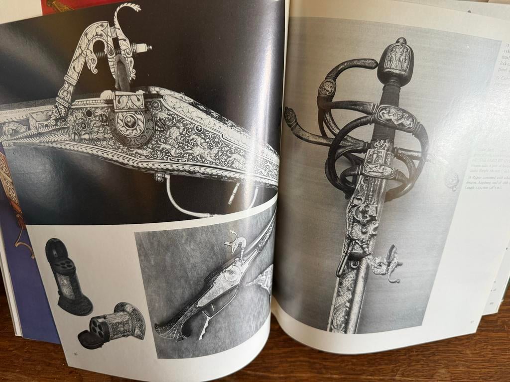Antieke wapens en harnassen catalogus, Ophalen of Verzenden