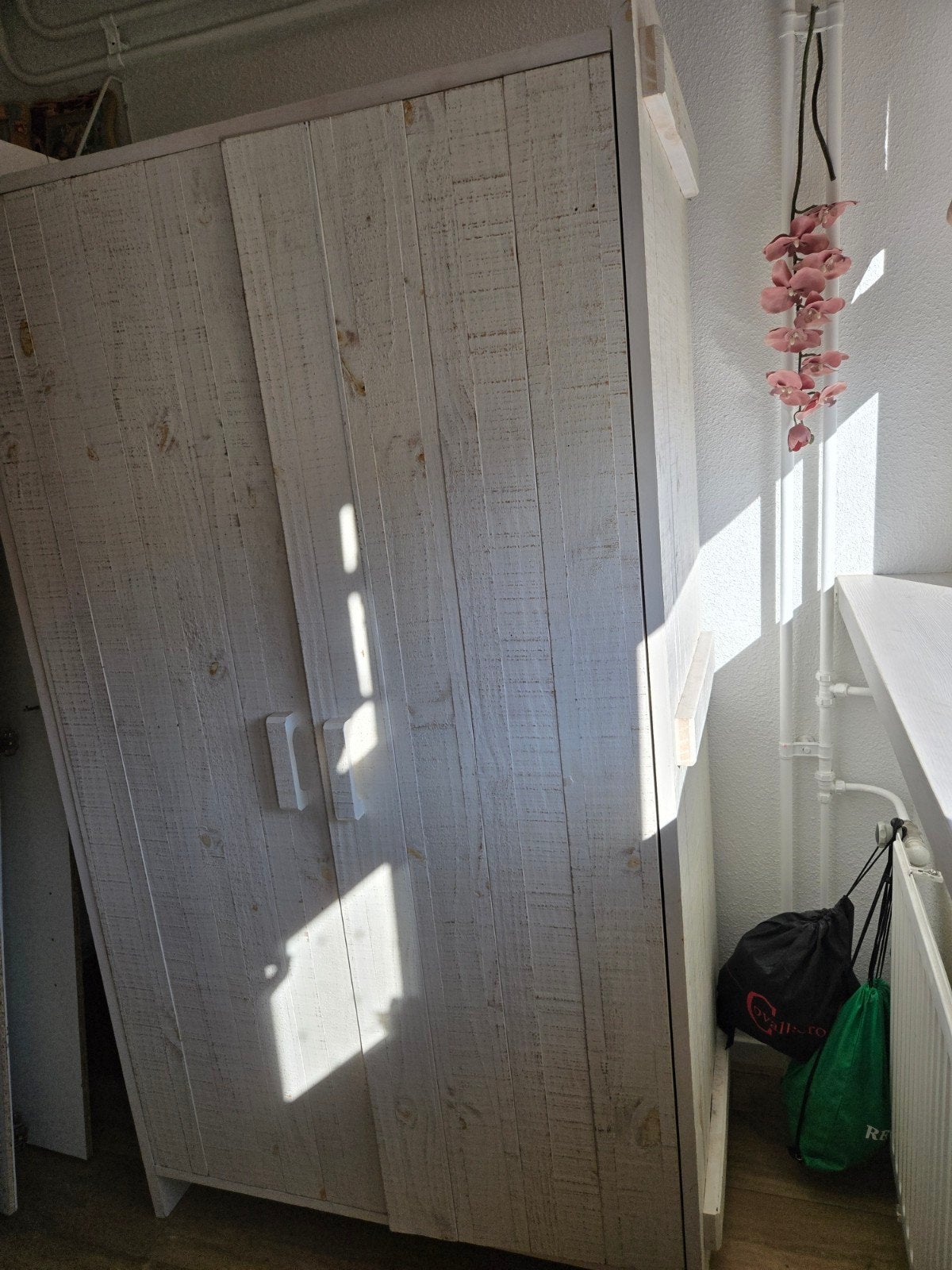 Witte houten kledingkast met planken en hangruimte, Huis en Inrichting, Ophalen, Met deur(en), Gebruikt, 50 tot 100 cm