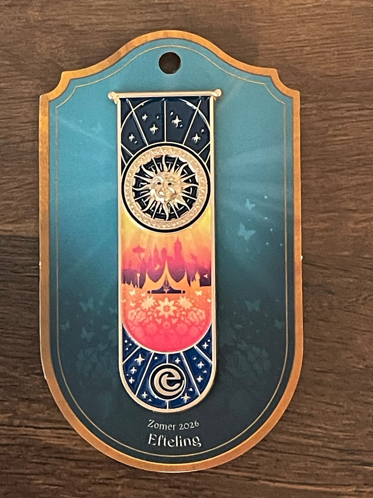 Efteling Zomer 2026 Pin - Zon en Kasteel, Verzamelen, Ophalen of Verzenden, Nieuw, Button of Speldje