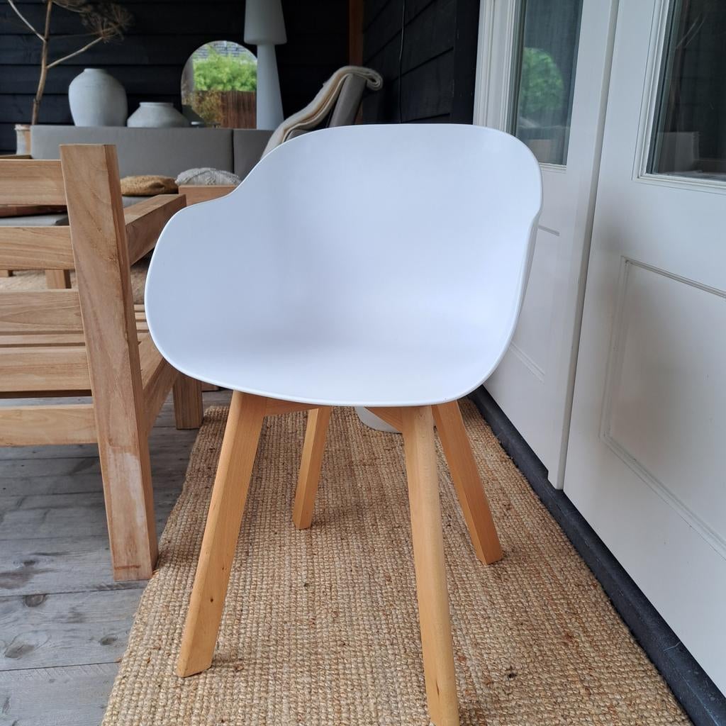 Moderne witte stoel met houten poten, Ophalen, Gebruikt