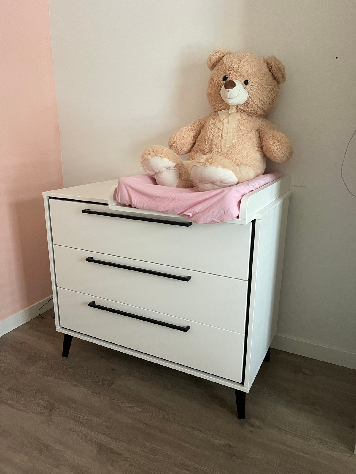 Witte commode met 3 lades en zwarte details, Ophalen, 50 tot 70 cm, Zo goed als nieuw, 75 tot 100 cm