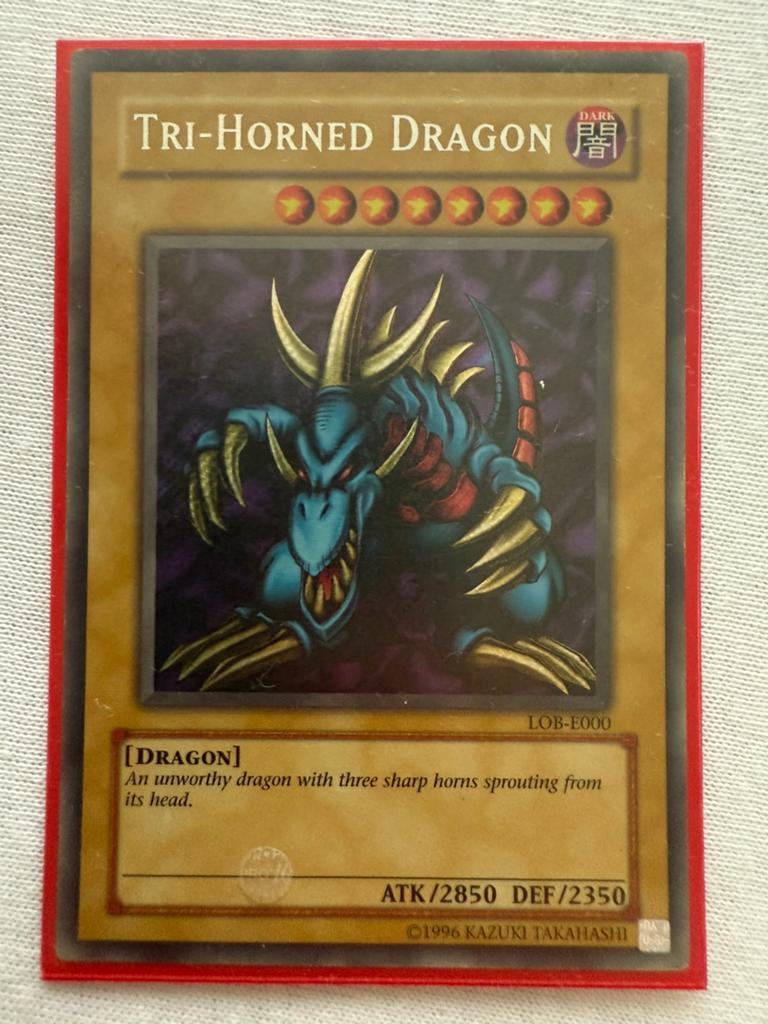 Tri-Horned Dragon yugioh Secret Rare, Verzenden, Zo goed als nieuw, Losse kaart, Foil