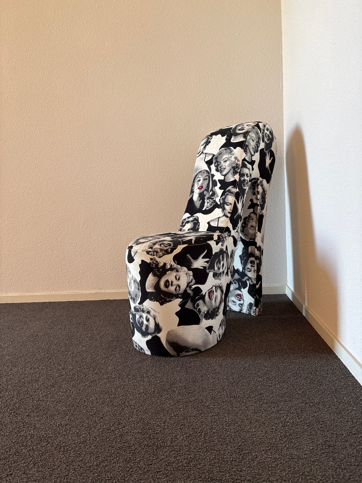 Unieke Marilyn Monroe Hakschoen Stoel - Blikvanger!, Huis en Inrichting, Stoelen, Ophalen, Zwart, Zo goed als nieuw, Eén