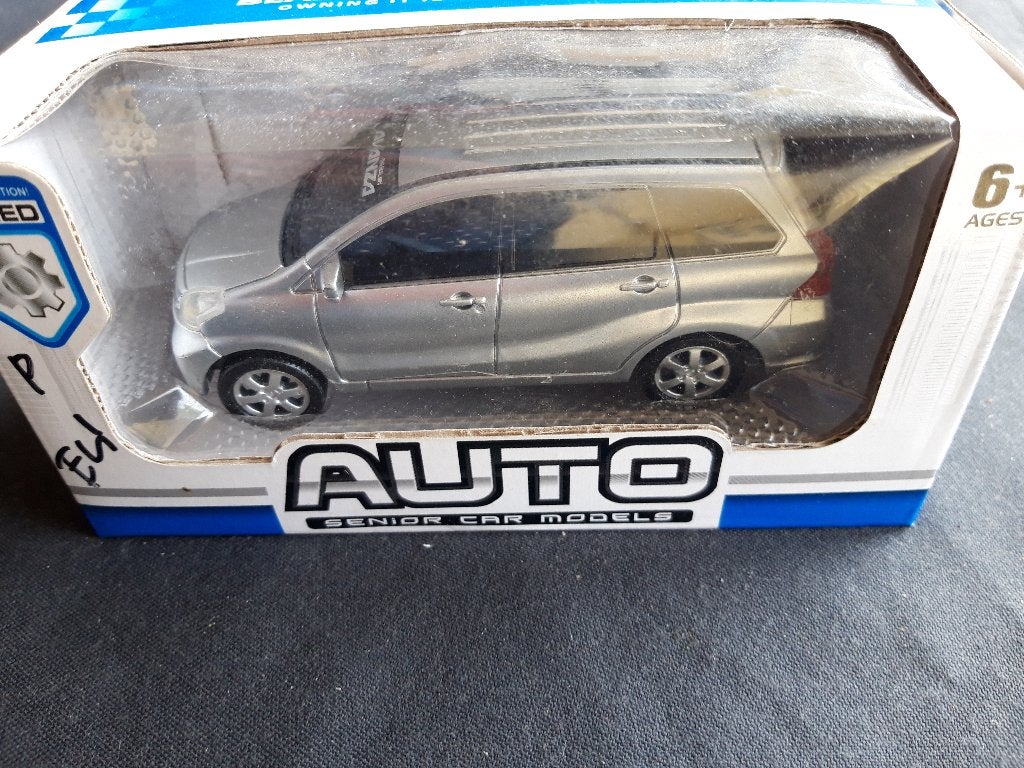 Toyota Avanza MPV zilvergrijs - schaal 1:36 - Nieuw in doos, Ophalen of Verzenden, Nieuw, Auto