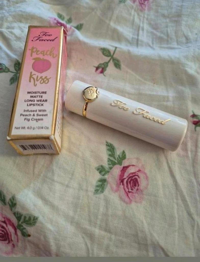 Too Faced moisture matte long wear lipstick in make me blush, Ophalen of Verzenden, Nieuw, Lippen, Make-up
