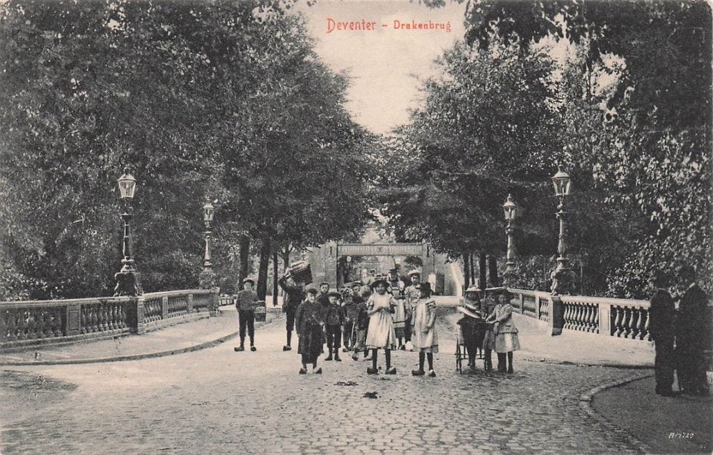 702-111-011 Deventer Drakenbrug, Verzamelen, Ansichtkaarten | Nederland, Verzenden, Voor 1920, Overijssel