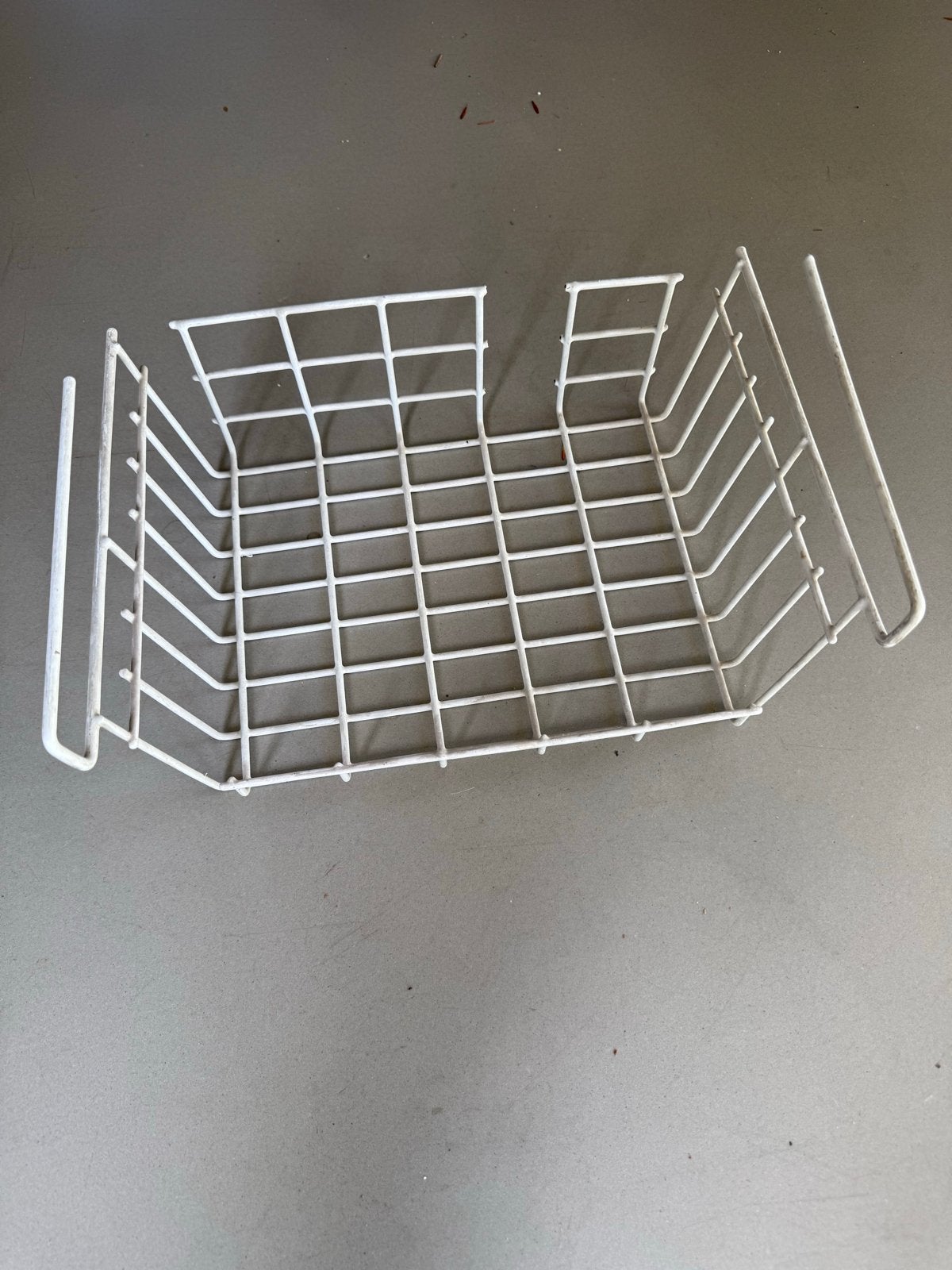 Hangmandje voor onder legplank - Wit metaal, Ophalen of Verzenden, Gebruikt, Wit, Metaal
