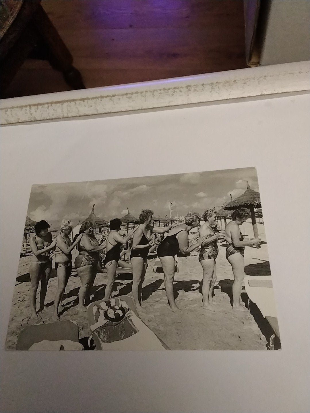 Vintage Ansichtkaart: Dames in Badpak op het Strand, Ophalen of Verzenden, 1960 tot 1980, Gelopen, Overige thema's