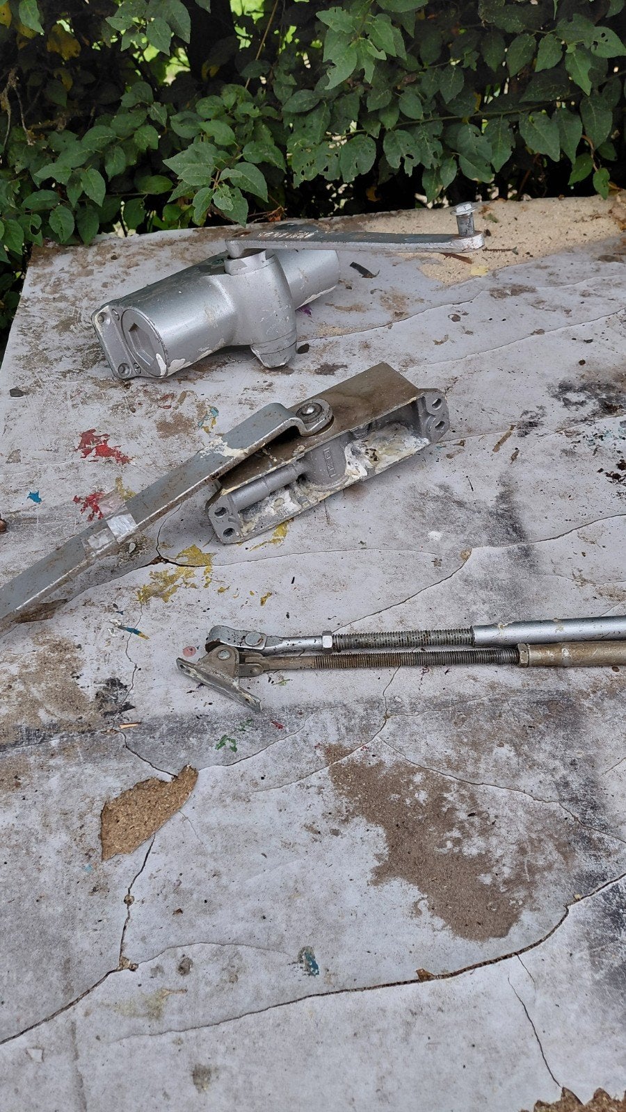 Twee goed werkende deurdrangers, Gebruikt, Ophalen of Verzenden, Grijs, Metaal