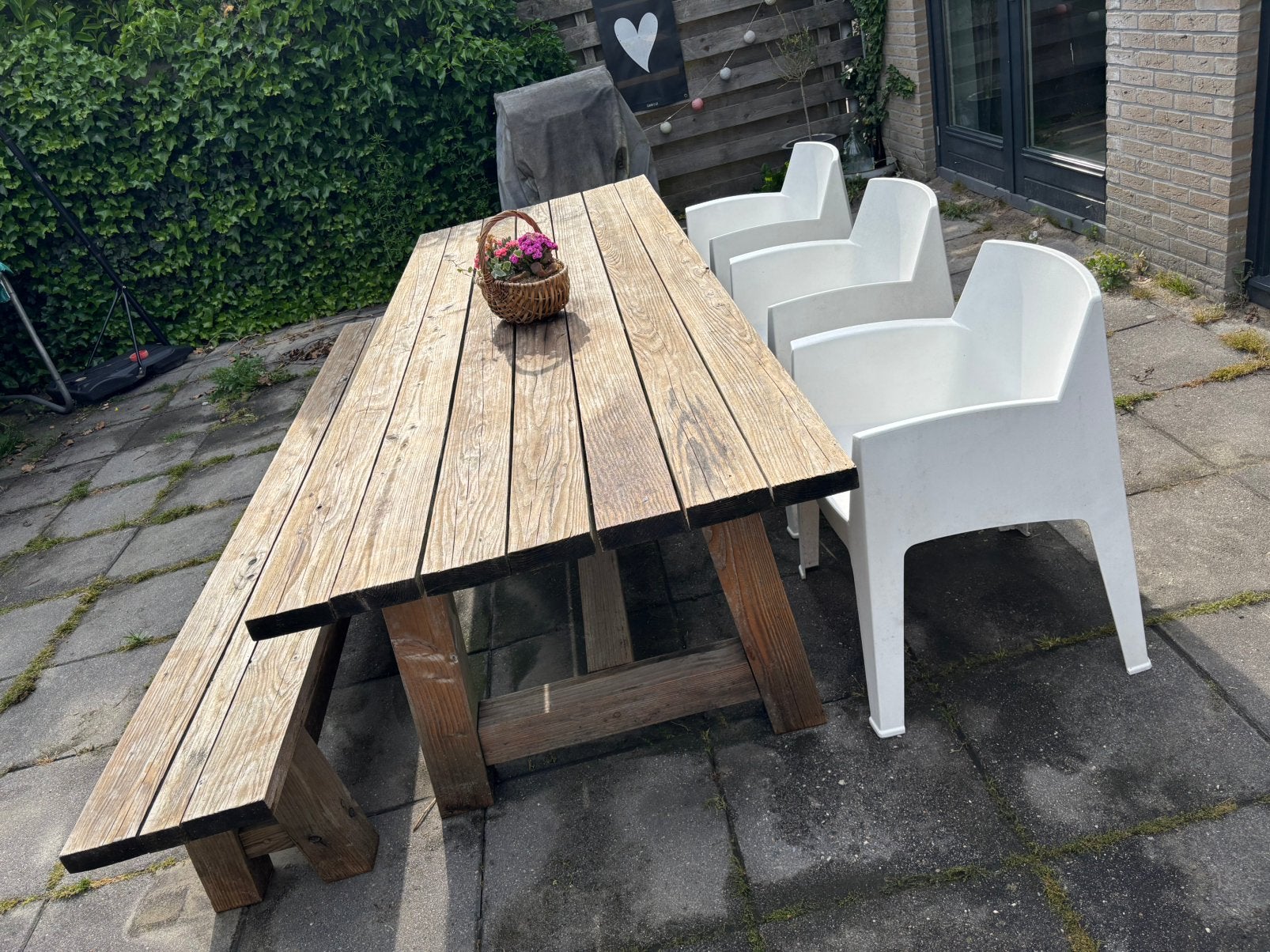 Prachtige robuuste tuintafel met bank en drie kuipstoelen., Tuin en Terras, Tuintafels, Ophalen, Rechthoekig, Hout