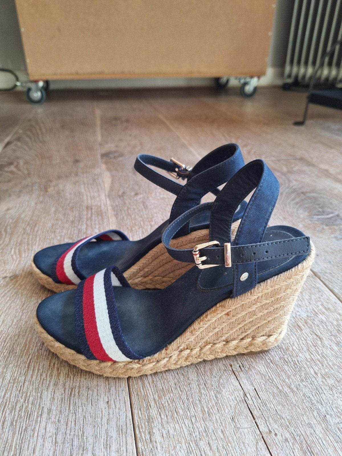 Tommy Hilfiger sleehak sandalen - Maat 38, Blauw, Zo goed als nieuw, Tommy Hilfiger, Sandalen of Muiltjes