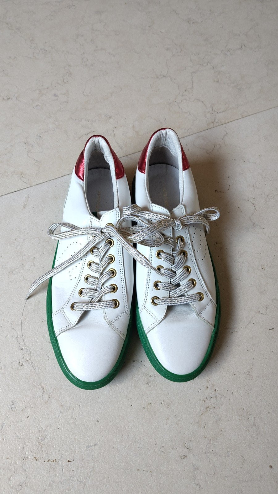 Witte sneakers met groene zool en rode accenten - Maat 40, Kleding | Dames, Ophalen of Verzenden, Zo goed als nieuw, Wit, Sneakers of Gympen