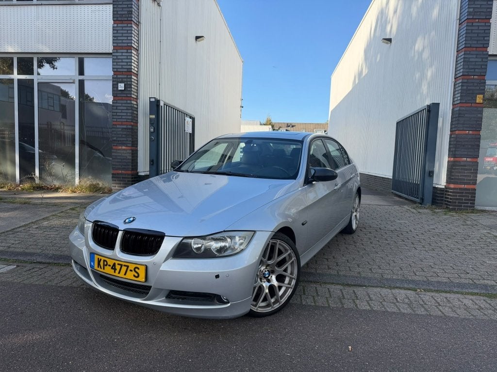 Bmw 3-serie 320i SEDAN AUTOMAAT | BOMVOL OPTIES, 1325 kg, 4 cilinders, 150 pk, Bedrijf
