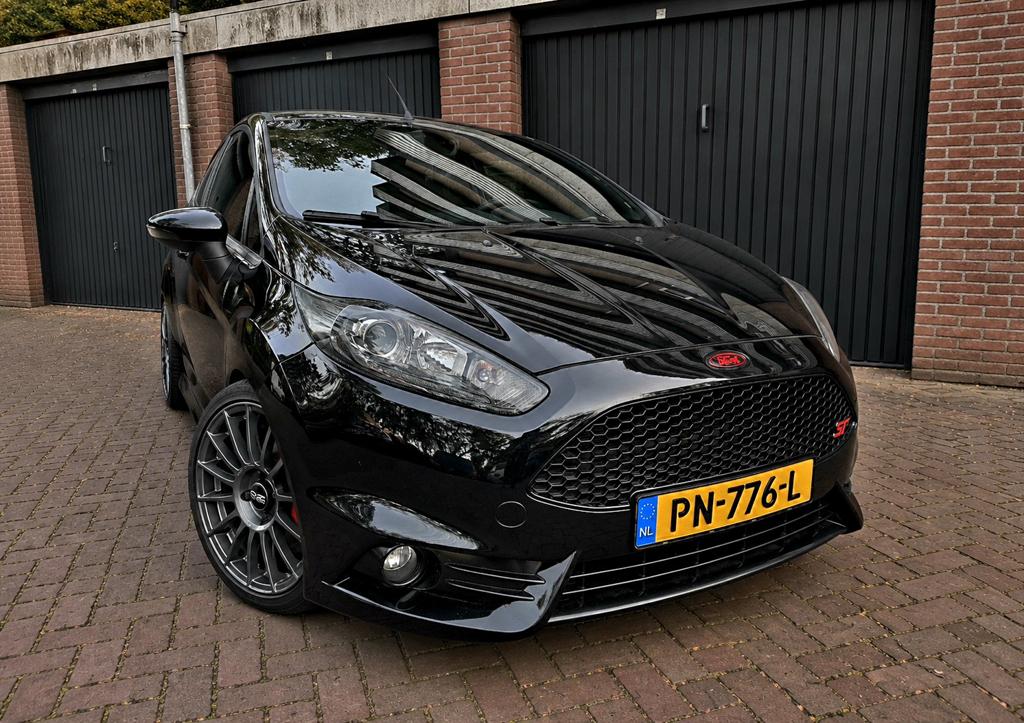 Ford Fiësta ST2 1.6 3DR Zwart Cruise + Climate control, Auto's, Ford, Voorwielaandrijving, 1596 cc, 1063 kg, Euro 6