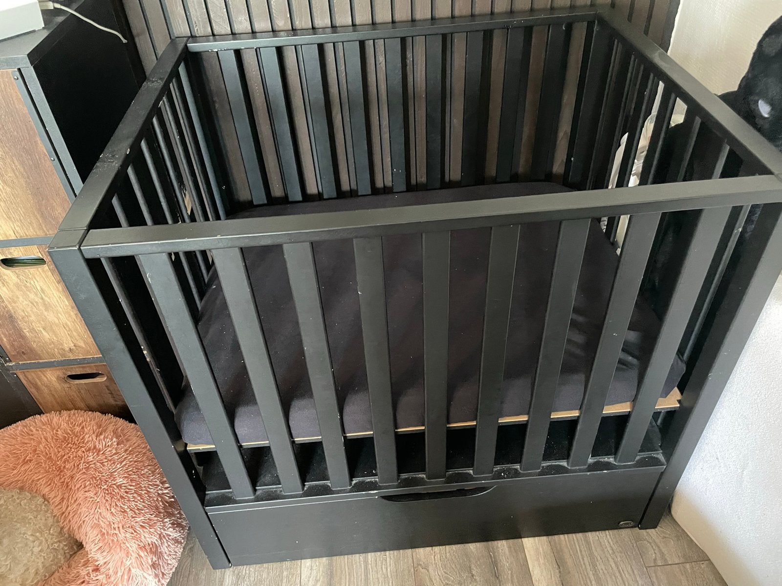 Zwarte box met boxmatras, boxkleed en hoeslakens, Kinderen en Baby's, Boxen, Ophalen, Gebruikt, Vierkant, Boxkleed