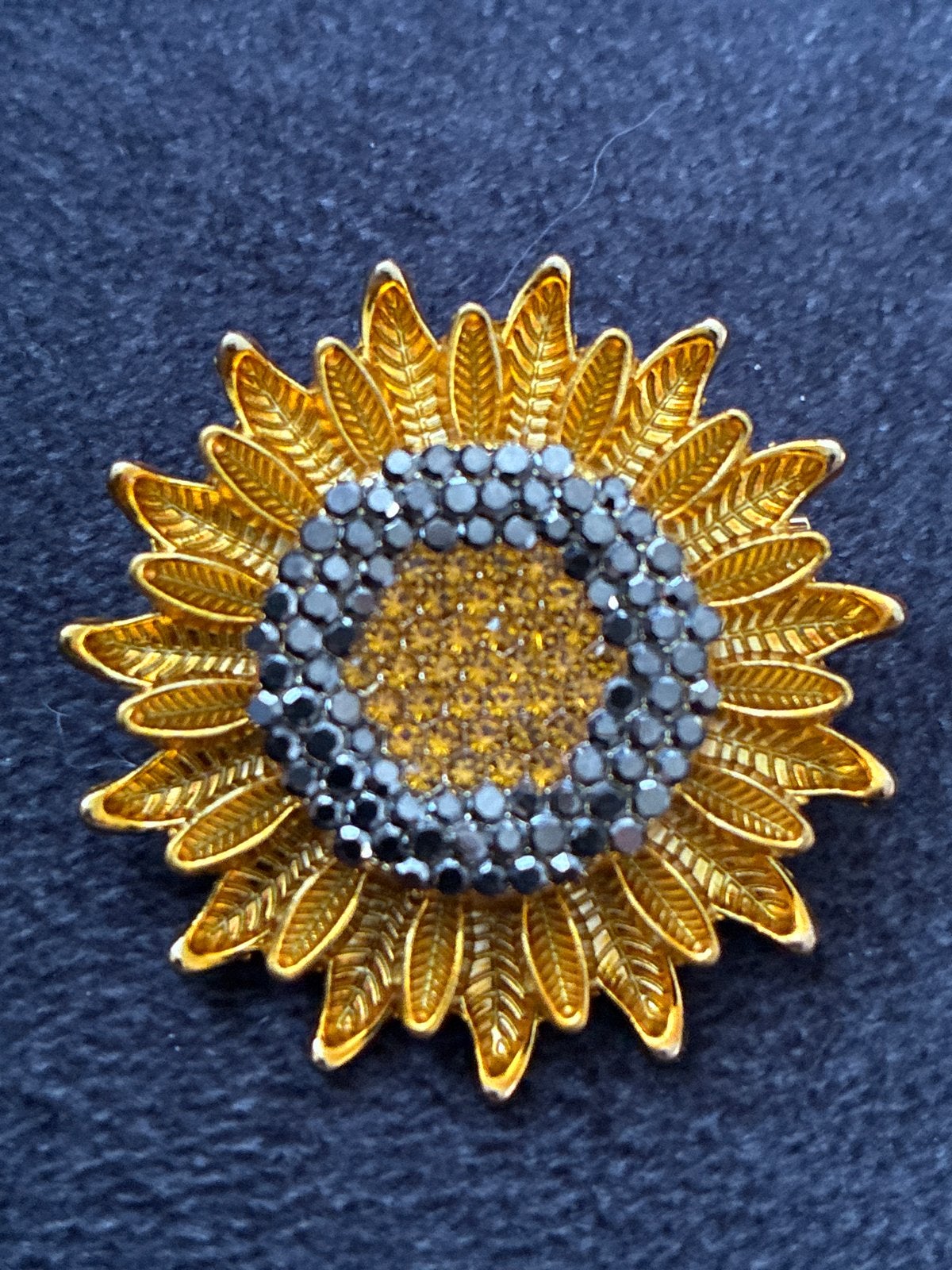 Zonnebloem Broche - Goudkleurig met Zwarte Kristallen, Met kristal, Overige materialen, 4 tot 7 cm, Gebruikt