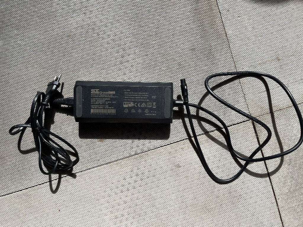 E-bike acculader - 220-240VAC - 50-60Hz - 140W, Zo goed als nieuw