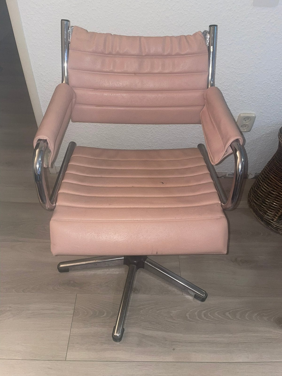 Roze leren “ kappers” stoel, Ophalen, Gebruikt, 100 tot 125 cm, Kappers