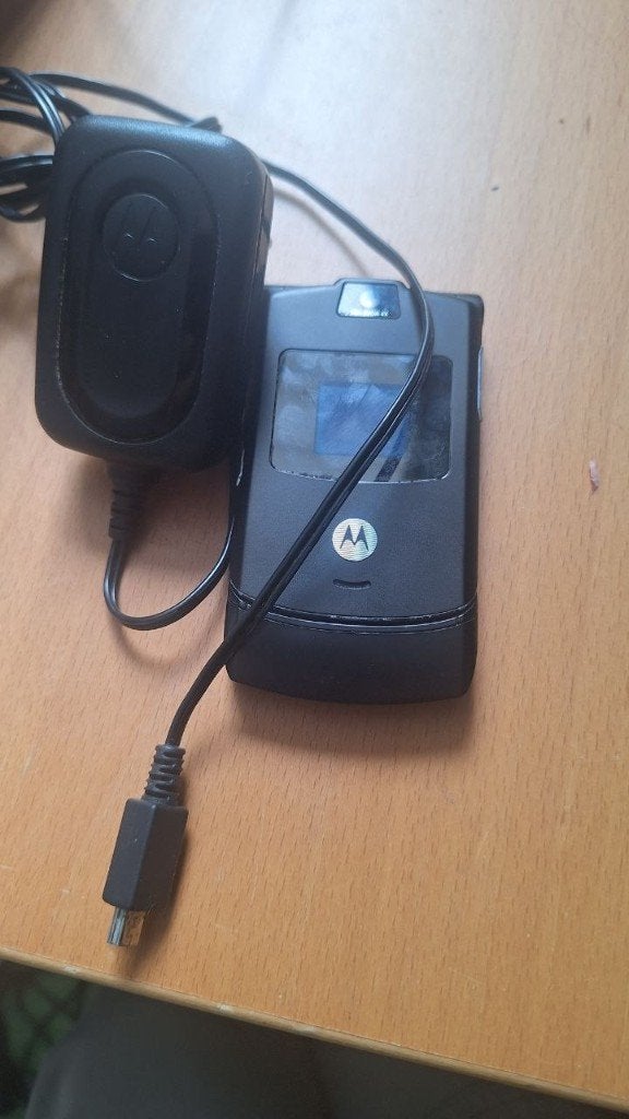 Motorola razr v3 met lader., Gebruikt, Zwart, Fysiek toetsenbord, Inklapmodel
